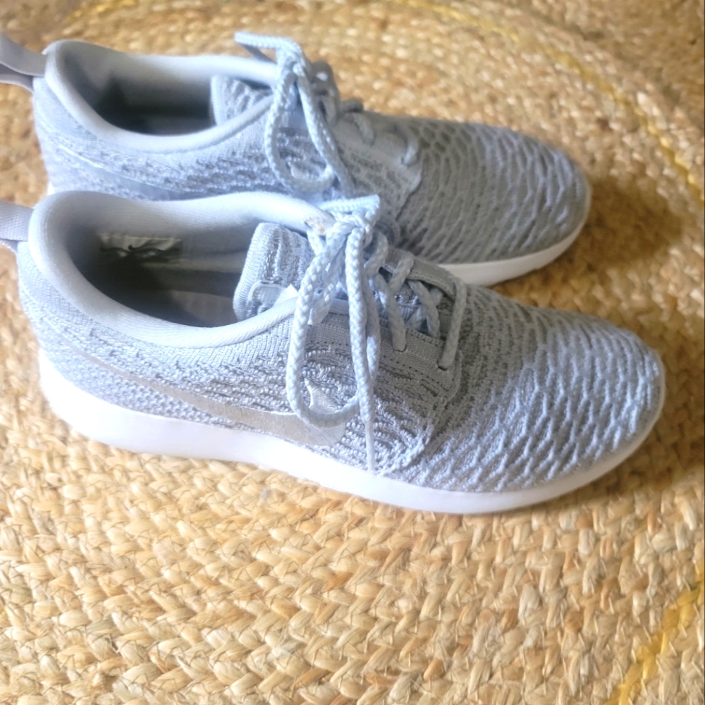Nike Gray and White Knit Sneakers - Picture 5 of 6